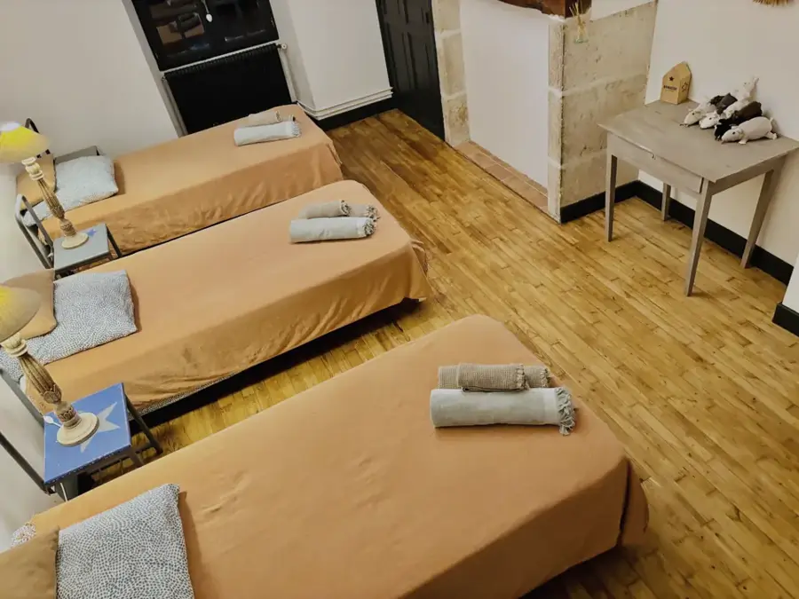 Anvers bedroom with single beds and parquet