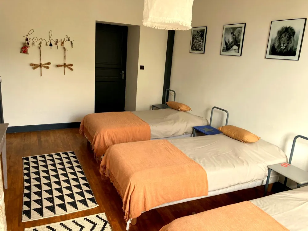Anvers bedroom with single beds, orange bedspreads and parquet
