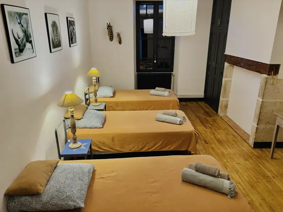 Kamer Anvers met ingelijste foto's en eenpersoonsbedden
