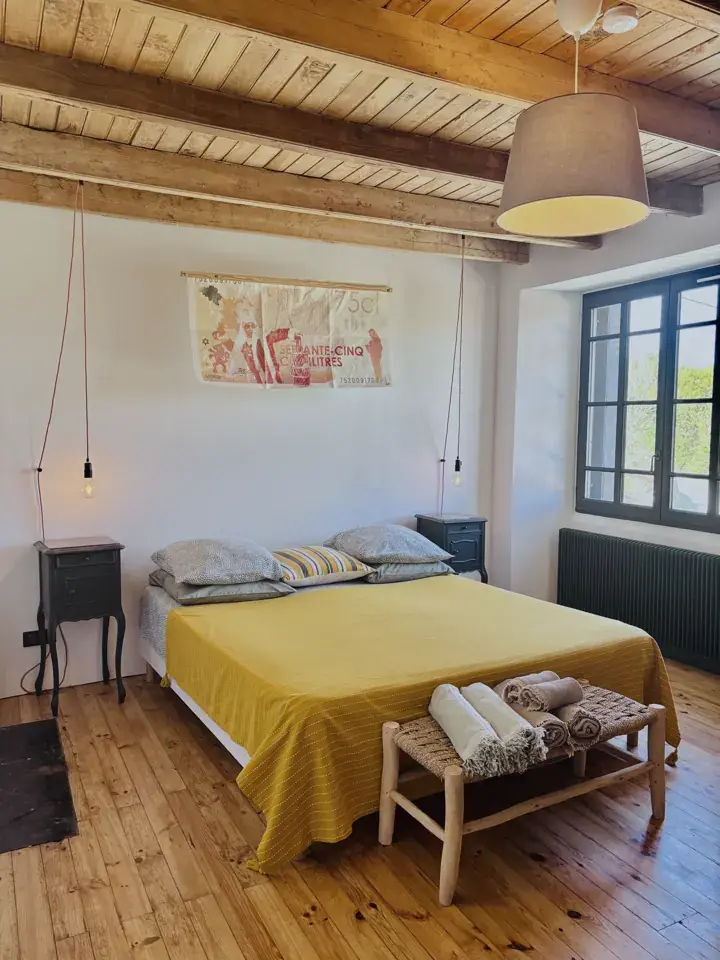 Kamer Binche, geel bed en houten bank