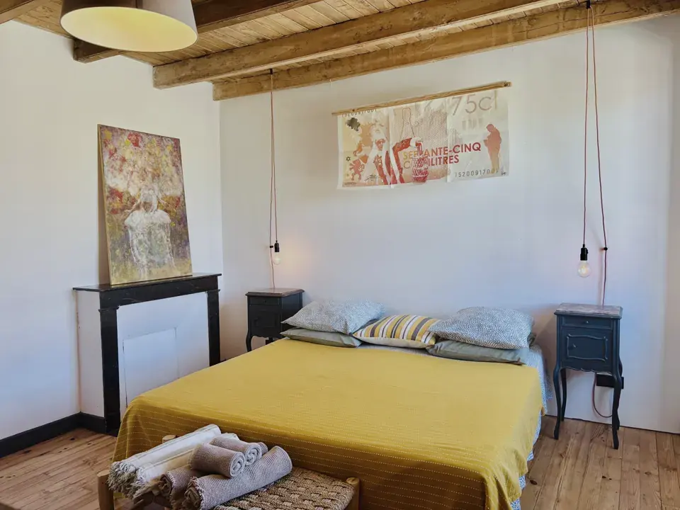 Kamer Binche met geel bed en wanddecoratie