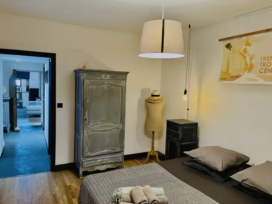 Kamer Bruxsel met oude grijze kleerkast en naaipop