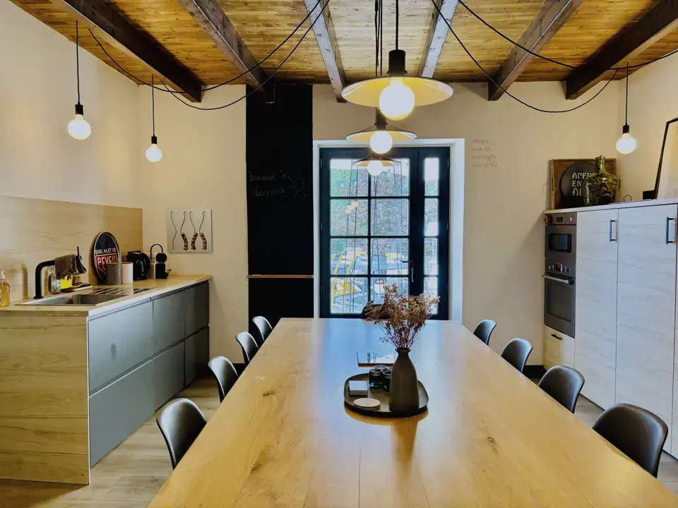 Keuken met eikenhouten tafel en hanglampen