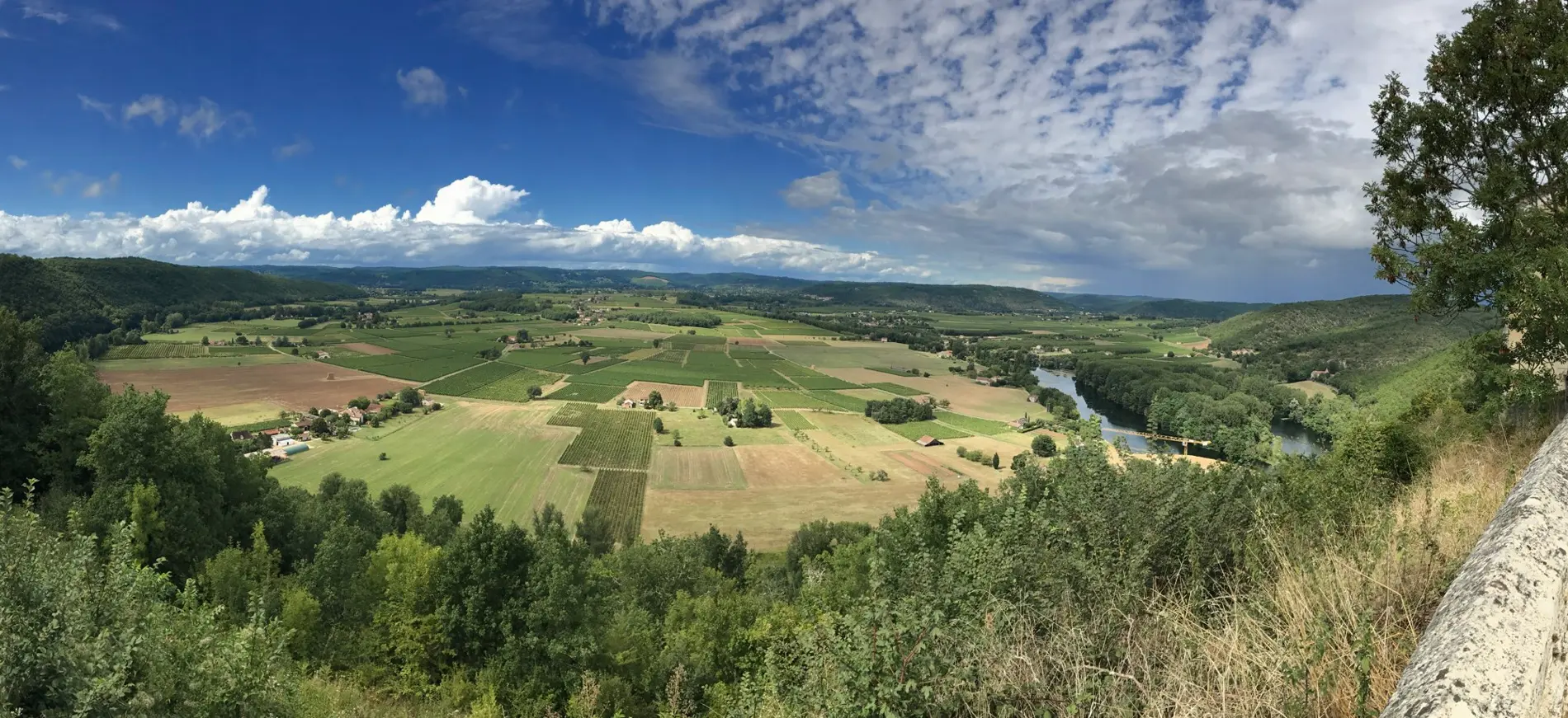 Panorama over de vallei van de Lot vanuit Bélaye