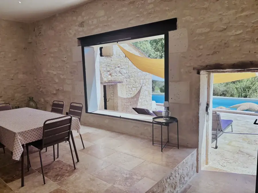 Summer room and window opening onto the pool