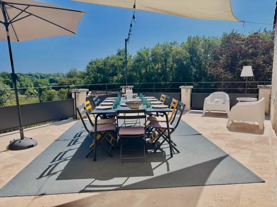 Terrasse du haut, table dressée et vue sur la vallée